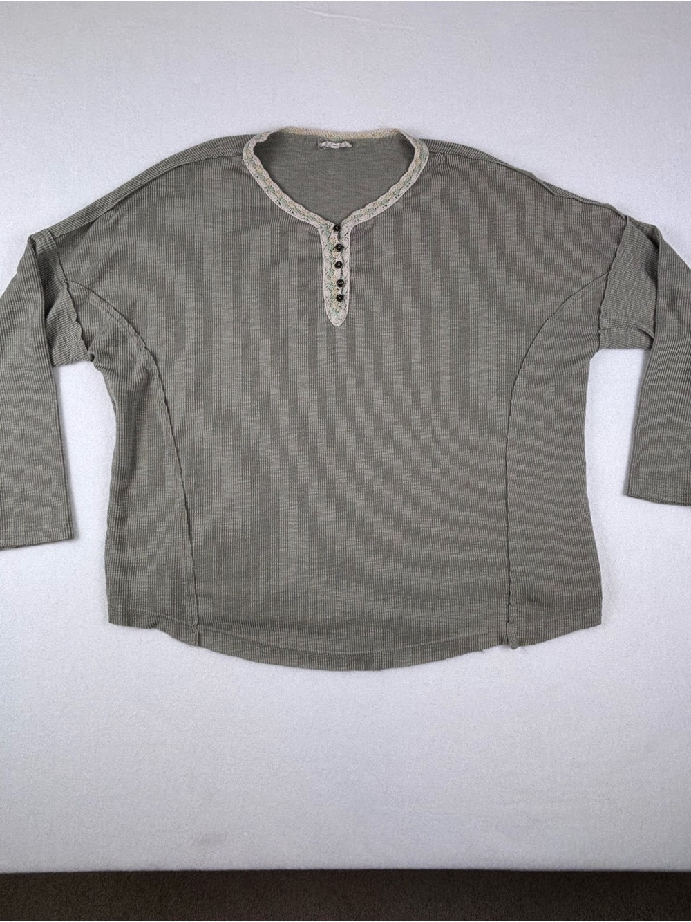 Easel Oversized Henley Top in Green Women’s Size M Bohemian Casual